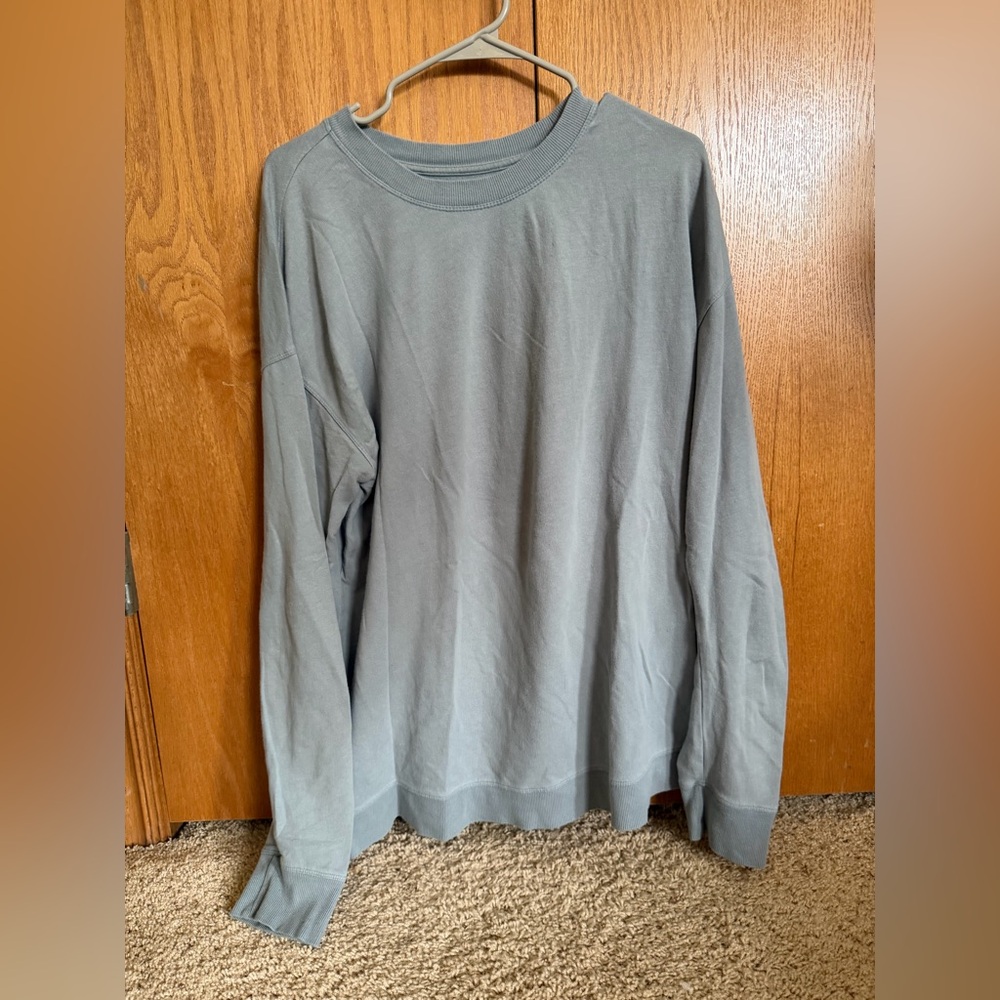Vuori Long-Sleeve Crewneck Sweatshirt in light blue
